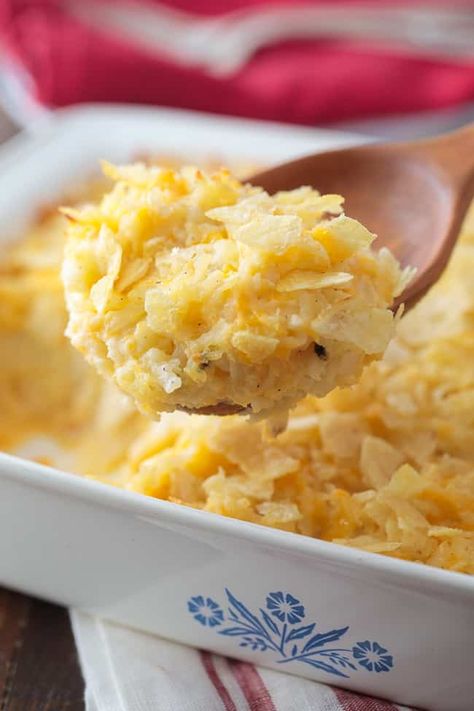 Cheesy Hashbrown Casserole - This easy, cheesy hashbrown casserole is the perfect comfort food. You'll love the potato chip topping! Hashbrown Casserole Recipes, Cheesy Potatoes With Hashbrowns, Eat Time, Cheesy Hashbrown, Hashbrown Casserole Recipe, Cauliflower Casserole Recipes, Cheesy Hashbrown Casserole, Loaded Cauliflower Casserole, Cheesy Hashbrowns