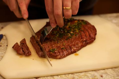 How to BBQ Perfect Flank Steak (With Grill Time & Temp Chart) - Delishably Flank Steak Grill Time, Steak On Gas Grill, Flank Steak Salad, Marinade Flank Steak, Rare Steak, Grill Time, Grilled Flank Steak, Steak Salad, Beef Cuts