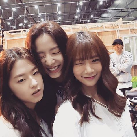 Park hye su, Ryu Hwayoung ( Ex t-ara) y Han seungyeon (ex kara) Hello My Twenties, Seungyeon Kara, Han Seung Yeon, Age Of Youth, My Twenties, Sea Wallpaper, T Ara, Korean Wave, A Series Of Unfortunate Events