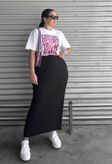 Black Skirt Outfit Plus Size, Purple Tshirt Outfits, Black Skirt Outfits, Long Skirt Fashion, Looks Pinterest, Modesty Outfits, Winter Fashion Outfits Casual, Casual Day Outfits, Tshirt Outfits