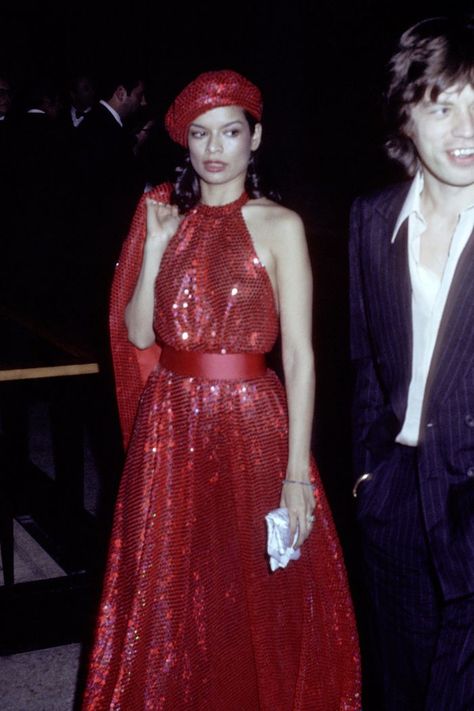 Bianca Jagger Is the Icon I Need to Dress Like via @WhoWhatWearUK Moda Z Lat 70., Studio 54 Fashion, Moda Disco, Mode Disco, Met Gala Dresses, Bianca Jagger, Disco Fashion, Leandra Medine, Lauren Hutton