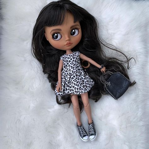 Mixed Race Blythe Doll, Black Blythe Dolls, Black Wavy Hair, Fashion Figure, Fashion Figure Drawing, Bright Blue Eyes, Random Fashion, Cute App, Blythe Custom