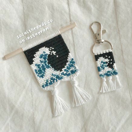 Loom Keychain Patterns, Bracelet Patterns Keychain, Alpha Bracelet Keychain, How To Make Alpha Bracelets, String Keychain Patterns, Cool Alpha Patterns, Alpha Patterns Tutorial, Alpha Bracelet Tutorial, Friendship Bracelet Patterns Alpha