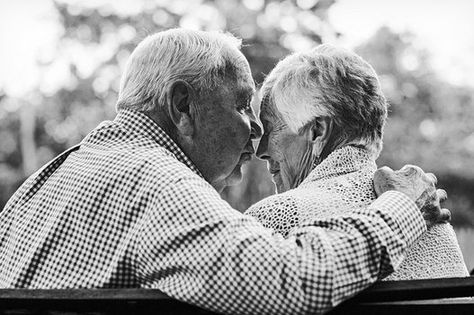 Photos Of Couples Married 50 Years And More Capture The Beauty Of Longtime Love Old Couple Photography, Older Couple Poses, Older Couple Photography, Grandparents Photography, Photos Of Couples, 50 Years Married, Grandparent Photo, Older Couple, Anniversary Photography