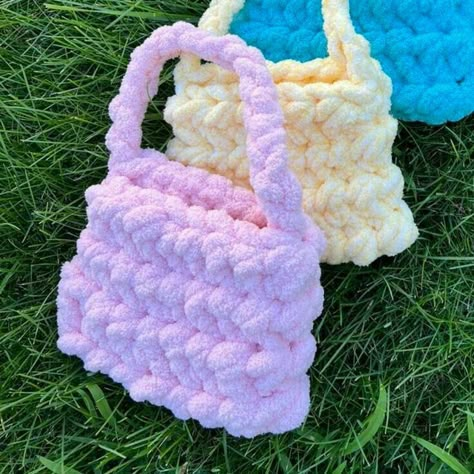 Puffy Yarn Crochet, Puffy Yarn Crochet Ideas, Puffy Crochet Bag, Giant Yarn Bag, Chunky Yarn Bag, Chunky Knit Bag, Chunky Yarn Projects, Puffy Yarn, Chunky Yarn Crochet Pattern