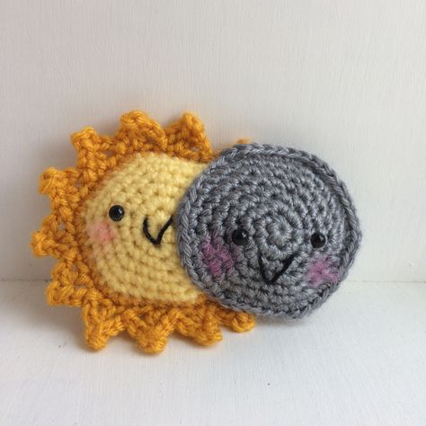 Crocheted sun/moon to show what happened during the eclipse - planning for future eclipse and how to explain to children Frame Crochet, Pumpkin Beanie, Solar System Mobile, Crochet Appliqué, Crochet Appliques, Cool Crochet, Crochet Kids, Crochet Fun, Wool Projects