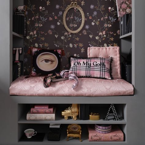 Bubblegum Witch, Summer Door Decorations, Bedrooms Inspiration, Gothic Glam, Apartment Bedroom Decor, Romantic Room, Reading Chair, Apartment Bedroom, Glam Decor