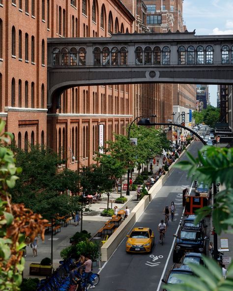 Chelsea Market on Instagram: “A walk around the @HighlineNYC with a view of the market. Doesn't get much better than this.” Amy Core, Chelsea Market Nyc, Chelsea Nyc, Chelsea Market, Nyc Life, Market Street, Office Inspiration, Big Apple, A Walk