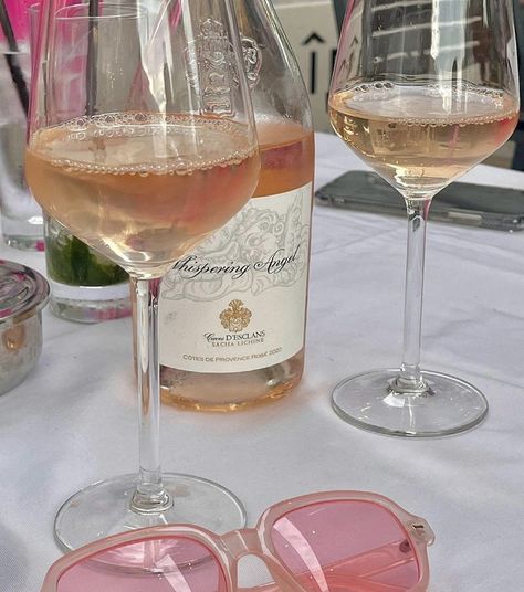 Rose Wine Glass, Rose Drink, Strawberry Wine, Alcohol Aesthetic, Rosé Aesthetic, Pink Wine, Champagne Toast, Barbie Birthday, Drinks Alcohol Recipes