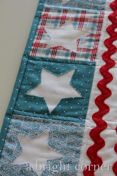 Patriotic table runner for the 4th of July - Pattern by A Bright Corner 4th Of July Table Runner, Star Table Runner, Patriotic Table Runner, Small Quilt Projects, Patriotic Projects, Small Wall Hangings, Patriotic Quilts, Reverse Applique, Quilted Table Toppers