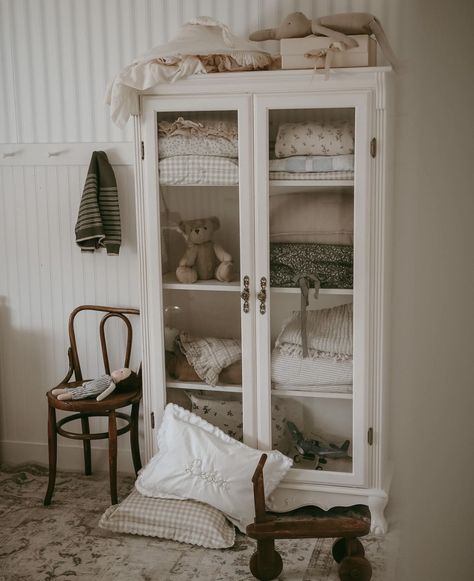 Baby Store Display, Kids Bedroom Inspiration, Vintage Twins, Rustic Nursery, Nursery Room Inspiration, Twins Room, Nursery Inspo, Toddler Bedrooms, Flipping Furniture