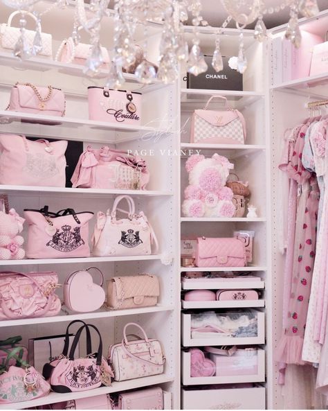 Pink Walk In Closet, Wallpaper Bedroom Aesthetic, Aesthetic Closet, Carpet Ideas 2023, Pink Closet, Girly Room Decor, Girly Decor, Carpet Ideas, Pink Room Decor