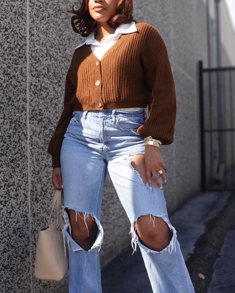 Cropped Button Up Cardigan Outfit, Cardigan As A Shirt, Cardigan Button Up Outfit, Brown Button Down Shirt Outfit, Button Down Under Sweater, Brown Cropped Cardigan, Cropped Cardigan Outfit, Crop Cardigan Outfit, Beige Handbag