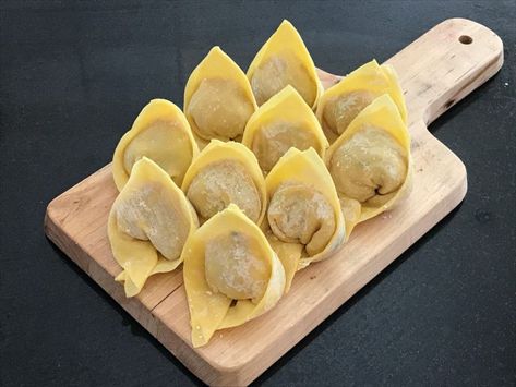 Prawn Wontons, Dumplings Asian, Dumplings Recipe Chinese, Chinese Dessert Recipe, Wonton Recipe, Asian Food Recipes, Dumpling Recipes, Pork And Shrimp, Prawn Dumplings