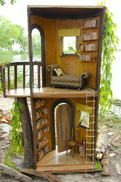 47 Entertaining DIY Dollhouse Projects Your Children Will Love Doll Tree House, Mouse House, Room Boxes, Dollhouse Projects, Bookshelves Diy, Fairy Doors, Barbie House, Tree Stump, Miniature Houses