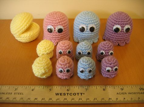 Pacman Amigurumi 01 Crochet Pacman, Crochet Batman, Pacman Ghost, Crocheted Things, Pac Man, Yarn Projects, Knit Stitch, Crochet Dolls, Amigurumi Crochet