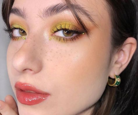 Earth Tones Makeup Looks, 70s Green Eyeshadow, Green And Orange Makeup, Serial Monogamist, Olive Eyeshadow, Yellow Eyeshadow Looks, True Spring Makeup, Earthy Makeup, Warm Tone Makeup