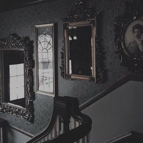 Goth Aesthetic Victorian, Haunted Mansion Aesthetic, Victorian Goth Aesthetic, Dark Victorian Aesthetic, Era Victoria, Teenage Room Decor, Gothic Interior, Gothic Mode, Gellert Grindelwald