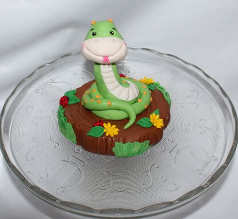 Snake Fondant, Snake Cake Design, Cobra Cake Ideas, Snake Themed Cake, Snake Bday Cake, Snake Cakes For Kids, Snake Birthday Cake Reptile Party, Lizard Cake, Fondant Horse