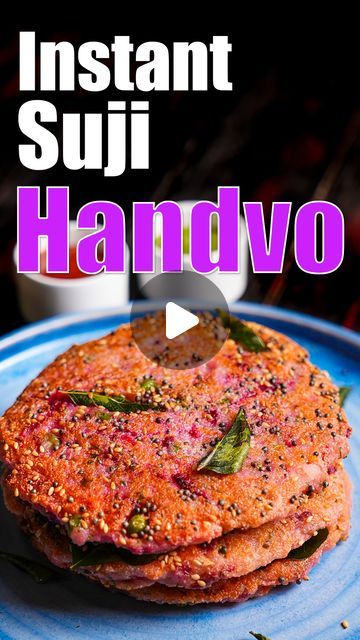 Instant Handvo Recipe, Handva Recipe, Suji Recipes Indian, Rava Recipes, Suji Recipe, Handvo Recipe, Soup Starter, Bottle Gourd, Green Chutney