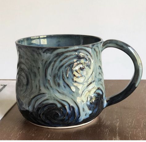 Starry Night Mug, Starry Night Ceramics, Handmade Pottery Bowl, Mug Glazing Ideas, Starry Night Pottery, Pottery Surface Design, Ceramic Pottery Mug, Mug Ideas Pottery, Ceramics Mug Ideas