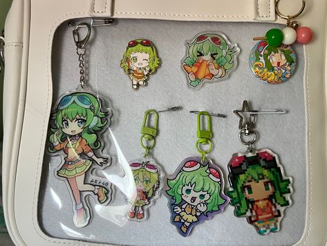 If you have any questions on where i got everything feel free to ask Vocaloid Accessories, Ita Bags, Ita Bag, What In My Bag, Bag Ideas, Cute Keychain, Silly Pictures, Cute Pins, Hatsune Miku