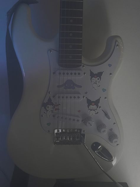 Kuromi Electric Guitar, Sanrio Electric Guitar, Kuromi Guitar, White Electric Guitar Aesthetic, Sanrio Guitar, Aesthetic Electric Guitar, White Electric Guitar, Black Kawaii, Pretty Guitars