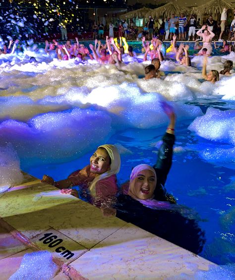 foam party🫧 Neon Foam Party, Summer Night Party, Summer Night Outfit, Foam Party, Outfit Ideas Summer, Black Jeans Outfit, Party Summer, Random Image, Night Party