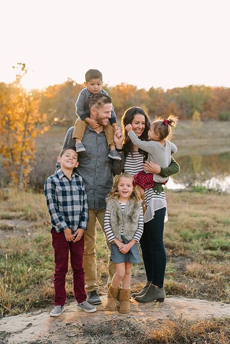 family photo session Family Photo Fall Outfit Ideas, Casual Family Pictures Outfits Fall, Fall Family Photo Outfits Outdoor, Family Photo Outfits Winter, Fall Family Outfits, Family Portrait Outfits, Family Photo Colors, Big Family Photos, Fam Pics