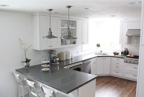 White with gray countertops.  Shaker cabinets.  These go to the ceiling but with no molding at the top.  Although I like a bit of molding at the cabinet ceiling junction, I really like this too.  It looks a bit more modern. Corner sink. Kitchen With White Cabinets, Grey Counter, Kitchen Layouts With Island, Kabinet Dapur, Grey Countertops, U Shaped Kitchen, Apartment Kitchen, Trendy Kitchen, Bar Top