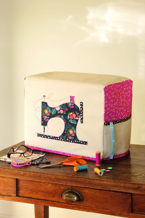 How to sew your own sewing machine cover - Good To | GoodTo Diy Sewing Machine Cover, Sewing Machine Cover Diy, Sewing Machine Bag, Sewing Machine Cover Pattern, Sewing Room Decor, Sewing Machine Projects, Sewing Machine Cover, Small Sewing Projects, Sewing Rooms