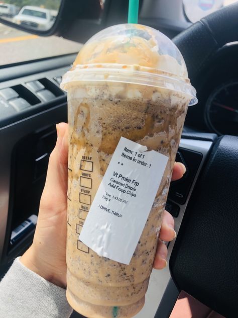 Pumpkin Spice Frappuccino Recipe, Pumpkin Frappuccino, Starbucks Halloween Drinks, Low Calorie Starbucks Drinks, Starbucks Frappuccino Recipe, Pumpkin Spice Frappuccino, Caramel Drinks, Fall Starbucks, Starbucks Drink Menu