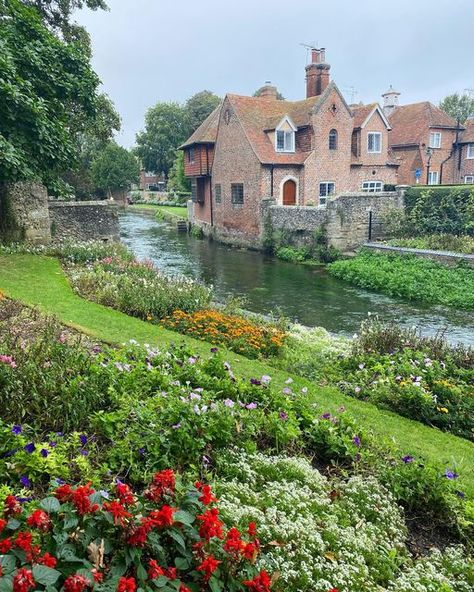 Just Wing It • Court on Instagram: "Canterbury, England ~ a quaint English town SE of London provides a great day trip to get away from the hustle and bustle of the capital city. Explore the Westgate gardens, go punting on the river, check out the cathedral and grab a coffee at a cafe or pint at a British pub. https://justwing.it/england/canterbury-whitstable/ #canterbury #england #uk #unitedkingdom #londondaytrip #travelblogger #travel #justwingit #english #englishvillage #britishtown #westg Small British Town, British Town Aesthetic, Bakewell England, Britain Aesthetic, British Cafe, Colchester England, English City, Canterbury England, English Town