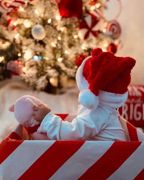 Baby Christmas Aesthetic, Christmas Monthly Baby Picture, At Home Christmas Photoshoot Baby, First Month Baby Photoshoot, Newborn Christmas Pictures, Baby Christmas Stocking, Baby Holiday Photos, Baby Picture Outfits, Christmas Baby Pictures