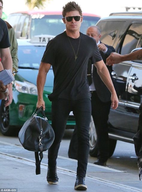 Zac Efron looked hunky as he flexed his muscles at LAX airport on Tuesday Zac Efron Style, Wearing All Black, Zac Efron, Mens Casual Outfits, Trendy Tshirts, Mens Street Style, Black Skinnies, Black Outfit, Mens Fashion Casual