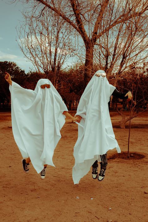 Photo by Carlos Santiago: Halloween Ghost Photoshoot, Ghost Photoshoot Ideas, Sheet Costume, Couple's Costume, Ghost Sheet, Couples Costume Ideas, Ghost Photoshoot, Scary Ghost Pictures, Couples Costume