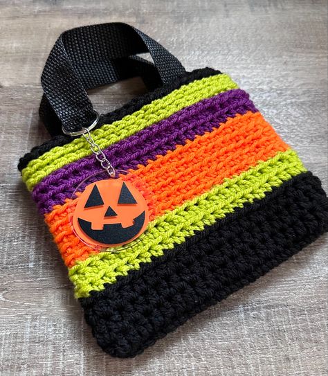 Halloween Crochet Treat Bags, Crochet Halloween Candy Bag, Crochet Trick Or Treat Bag Pattern, Halloween Crochet Bag, Crochet Trick Or Treat Bag, Crochet Projects To Sell, Star Keychain, Tote Bag Pattern Free, Crochet Star