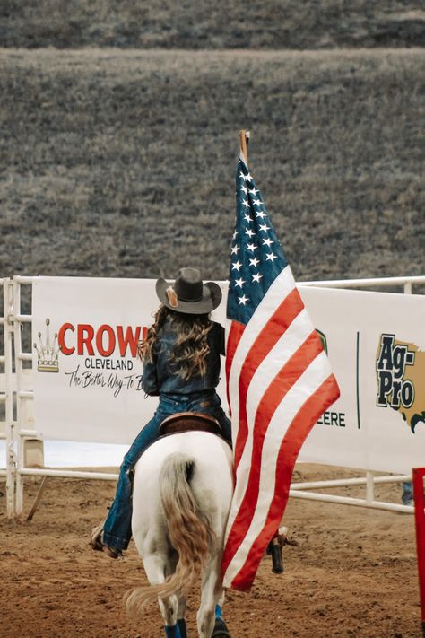 Rodeo Queen Aesthetic, Rodeo Painting, Barrel Racing Aesthetic, Rodeo Photography, America Flag Wallpaper, Cowboy Photography, Inspirational Horse Quotes, Pictures With Horses, Trick Riding