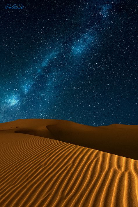 Saudi Arabian desert. Now this i want to see but only at night cuz i don't want the sun to roast me, literally. Arabian Dessert, Space Desert, Desert At Night, Arabian Desert, Milky Way Photography, Desert Night, Wallpaper Images Hd, Desert Photography, Desert Life