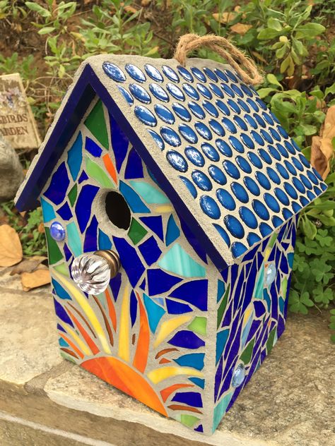 Mosaic Bird Houses, Mosaic Tile Ideas, Birdhouse Diy, House Mosaic, Mosaic Birdbath, Mosaic Art Diy, Art Coquillage, Unique Bird Houses, Mosaic Garden Art