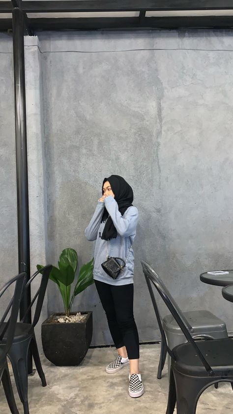 Ootd Legging, Ootd Simple, Puff Blouse, Blouse Korean Style, Ootd Aesthetic, Couple Hands, Insta Profile, Casual Hijab, Hijab Ootd