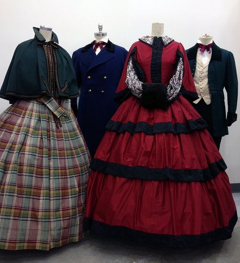 Costumes in the style of "A Christmas Carol" by TDFTKTS, via Flickr Dickens Dress, Dickens Christmas Carol, Charles Dickens Christmas, Steampunk Christmas, Victorian Costume, A Christmas Carol, Victorian Clothing, Victorian Christmas, Christmas Costumes