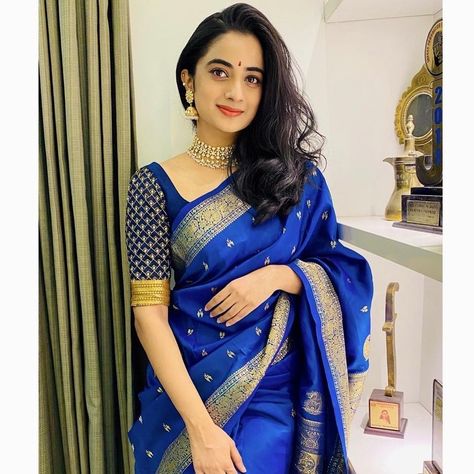 Mallu Cafe on Instagram: “#namithapramod @mallucafe.in #mallucafein” Namitha Pramod, Saree Outfit, Indian Photoshoot, Embroidery Blouse Designs, Beautiful Women Over 40, Saree Look, Bridal Saree, Indian Beauty Saree