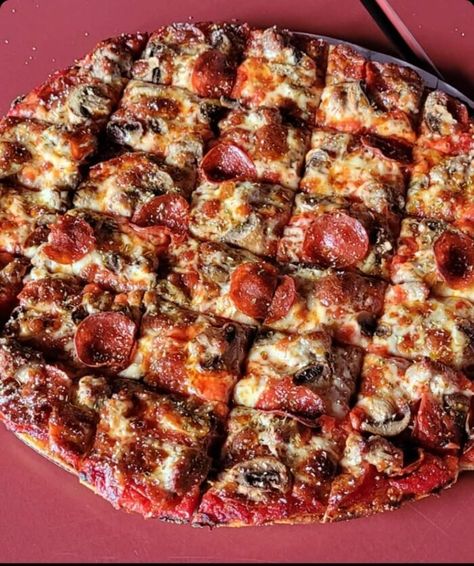 Jerry’s Pizza Is Bringing Tavern-Style Pizza To Portland, Oregon And We Couldn’t Be More Excited Calzone Ideas, Tavern Style Pizza, Tavern Pizza, Happy Hour Appetizers, Pizza Life, Slice Pizza, Portland Food, Bbq Sausage, Chicago Style Pizza