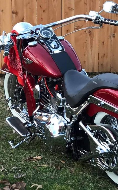 Motorcycles Harley Davidson, Harley Davidson Road King, Helmet Tattoo, Moto Custom, Image Moto, Tattoo Old School, Chopper Bobber, Road King Classic, Classic Harley Davidson