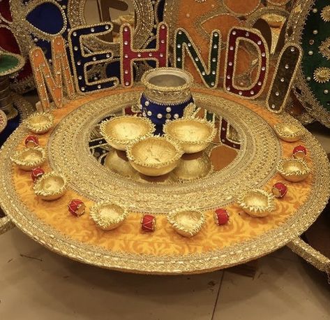 Mehndi Platter Ideas, Mehndi Thaal Decoration Ideas, Mehndi Props Ideas, Mehendi Plate Decoration Ideas, Mehendi Tray Decoration, Mehndi Thali Decoration Ideas, Mehndi Thaal Ideas Trays, Mehndi Plates Decoration, Mehndi Platter