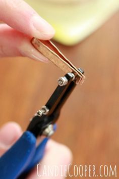 How to make a wire bail with Beadalon flat Artistic Wire Flat Wire Jewelry, Aluminum Wire Jewelry, Wire Projects, Copper Electroforming, Wire Ideas, Geode Necklace, Wire Diy, Flat Wire, Dog Days Of Summer