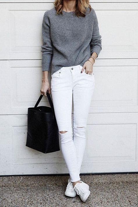 Proof That White Jeans Go with Everything #purewow #fashion #whitejeans #summerfashion #summeroutfitideas #springfashion #springoutfitideas #outfitideas Witte Jeans Outfit, How To Wear White Jeans, Boho Chic Style Outfits, Chic Style Outfits, Hipster Dress, Sneaker Outfits Women, Mode Tips, Looks Pinterest, White Jeans Outfit