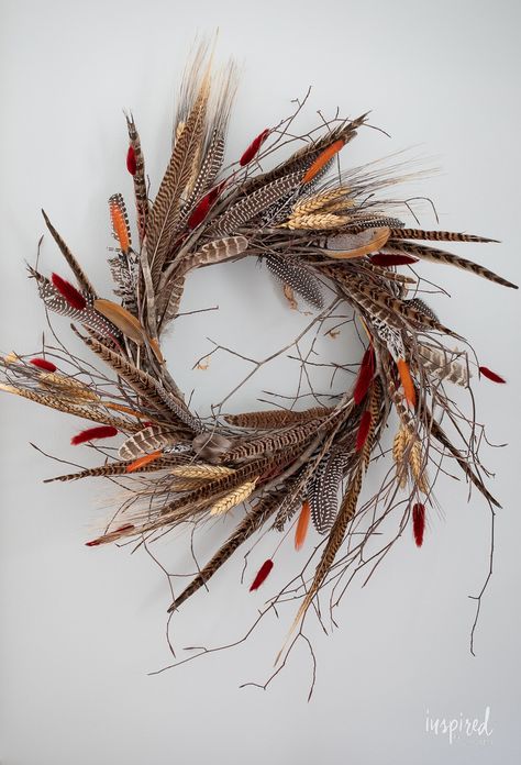 DIY Feather Wreath Vintage Ornament Wreath, Diy Feather, Wreath For Fall, Feather Wreath, Easy Diy Wreaths, Feather Decor, Diy Thanksgiving, Diy Fall Wreath, Flower Farmer