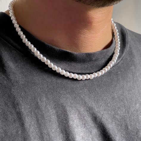 How do you recognize today's trend-conscious man? By the pearl necklace! This striking piece of jewelry has conquered the world of men and shows impressively how a traditional jewelry classic can be reinterpreted in a modern and masculine way. Our handmade pearl necklace for men, available in lengths of 45 cm and 50 cm with a pearl size of 6 mm, is more than just an accessory - it is a statement. With its sturdy, silver clasp, the necklace adds a modern accent to any look. Perfectly combined wit Men’s Pearl Necklace, Mens Pearl Necklace, Pearl Necklace Men, Handmade Pearl Necklace, Conscious Man, Jewelry Classic, Man Den, Necklace Pearl, Necklace Minimalist